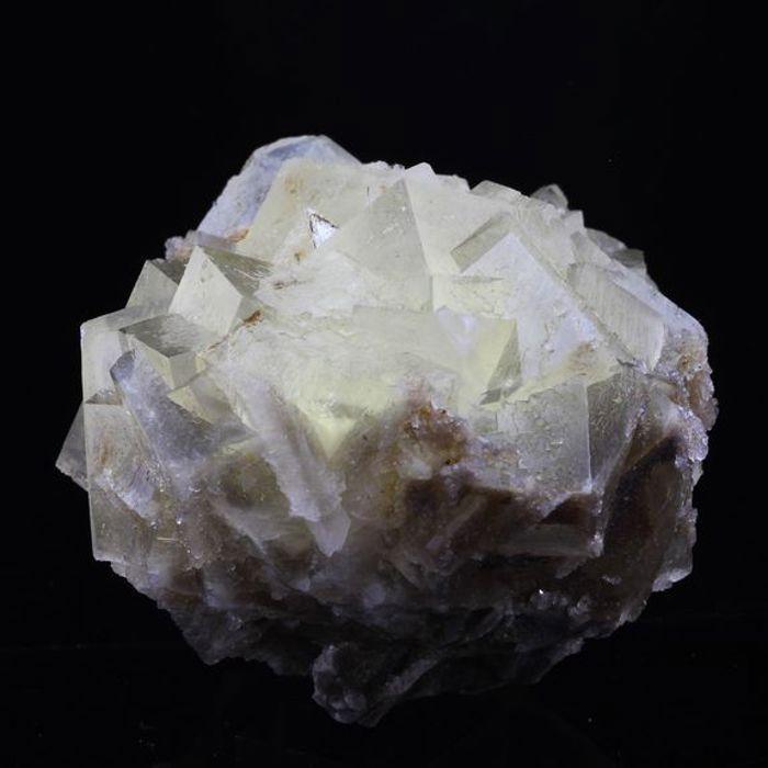 Pierres et Minéraux. Fluorite stalactiforme. 2148.0 ct. Arbouet, Pyrénées-Atlantiques, France..