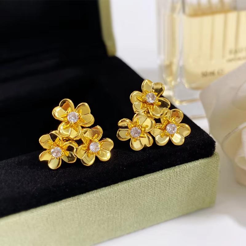 

High-Quality 3 Leaf 10MM Mini Flower Stud Earrings For Women Fashion Jewelry