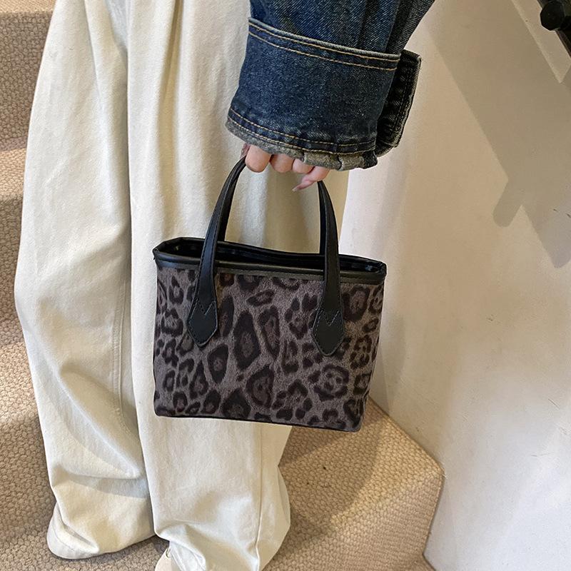 

Премиальная нишевая сумка с чувством, женская 2025 осень и зима, новая модная сумка-мессенджер с леопардовым принтом, в зарубежном стиле, универсальная плечевая сумка-ведро 23*10.5*16