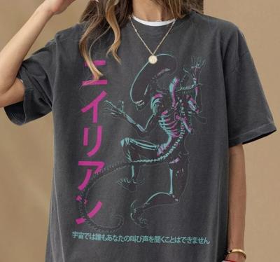 Retro Alien Graphic T-Shirt, 70s Movie Memorabilia, Neon Xenomorph Alien Po Unisex T-Shirt