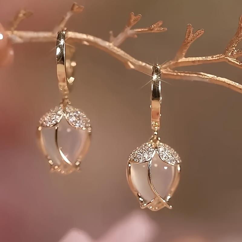 

Элегантный комплект из 2 серег с камнями «Тюльпан кошачий глаз» — шикарный и универсальный модный аксессуар для женщин, идеальный подарок золотой