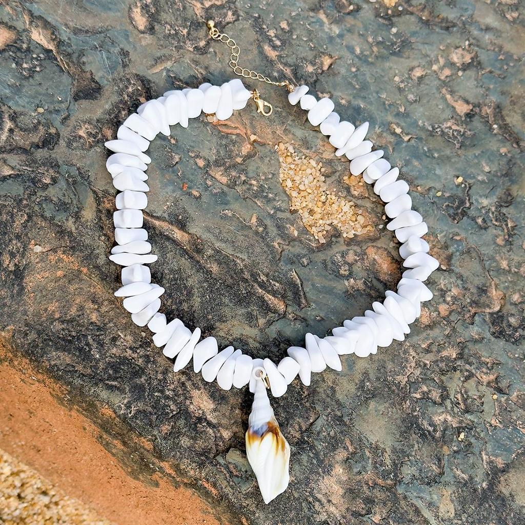1PCS Fashionable Simple White Crushed Stone Conch Pendant Necklace for Women, Beach Vacation Conch Necklace