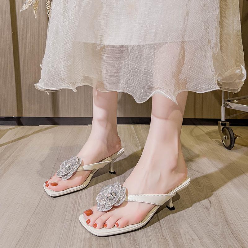 

French high-heeled slippers women s summer outer wear fashion 2025 new white square-headed kitten and pinch-on flip-flops 34