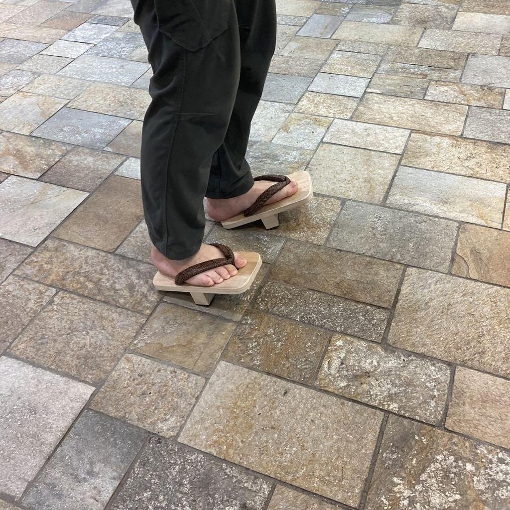 Single-legged geta sandals, Tenichi Tengu geta T-52. "Awa paulownia wood geta/Tengu geta" for experiential training. In-stock item. Brown snake-patter