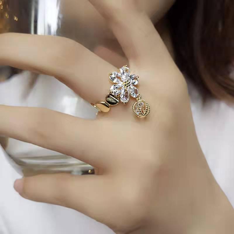 Gold Flower Cubic Zirconia Ring: Chic Light Luxury Personalized Design for Trendy, Minimalist Style Adjustable золотой
