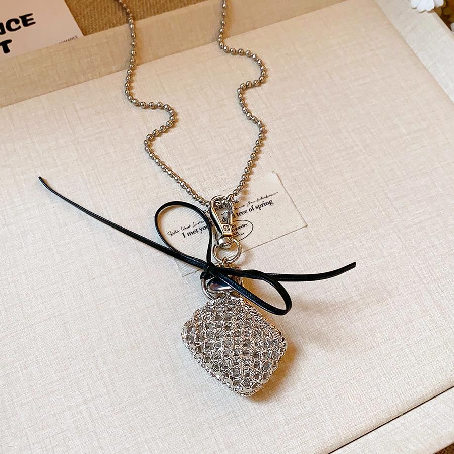 Retro Round Resin Necklace: Versatile, Fashionable High-End Clavicle Chain for Women
