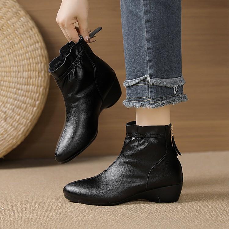 Retro slope heel soft bottom velvet warm short boots women's winter new rear zipper middle old mother short boots