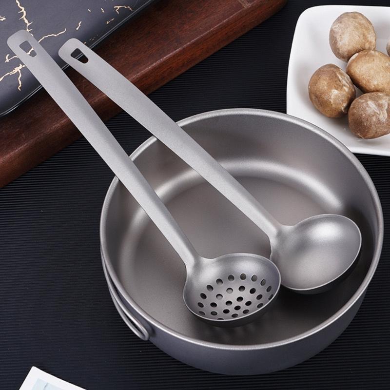 Kleine Gusseisen-Suppenkelle mit Siebvertiefungen für Outdoor-Kochen und Camping-Küchengrundausstattung