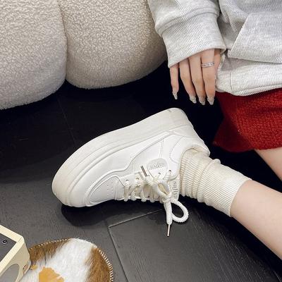 Nischen-atmungsaktive dicksohlige kleine weiße Schuhe für Damen 2024 Frühling und Herbst neu beliebt Student vielseitig lässig Sport Board Schuhe