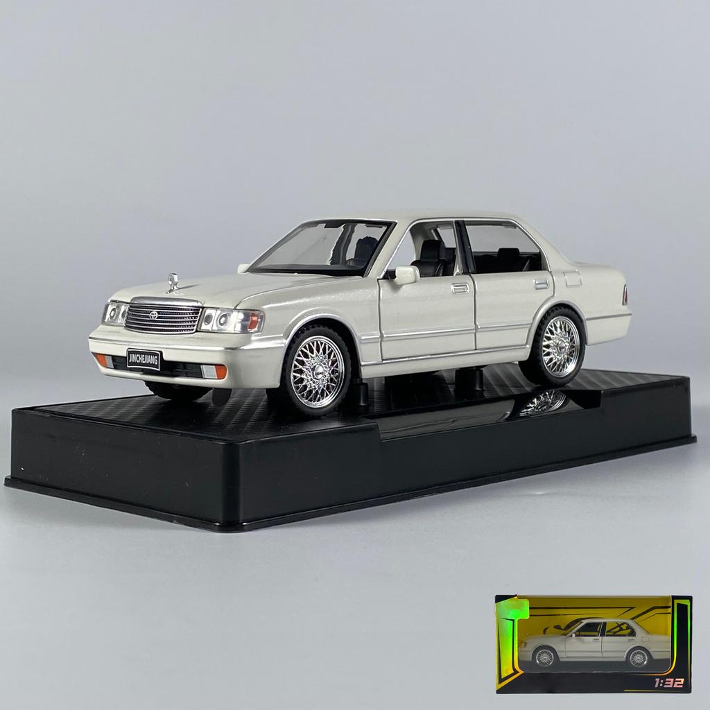 1:32 Toyota Crown Royal Classic Vehicle Alloy Car Model Diecast Metal Toy Car Model Sound And Light Kid Gift With Boyfriend Boys