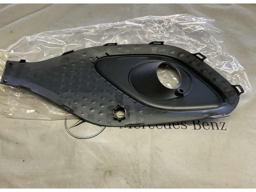 Mercedes-Benz W247 GLA200 Przedni Zderzak Krata Ramka Światła Przeciwmgielnego