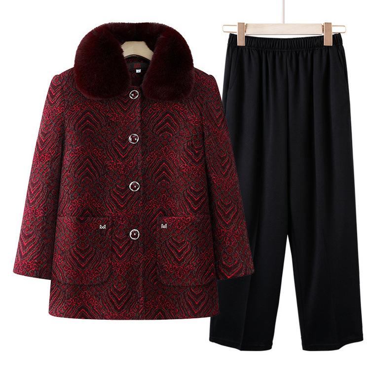 Starší podzimní a zimní kabát je podšitý a zesílený a nový zimní kabát pro babičku je vlněný.