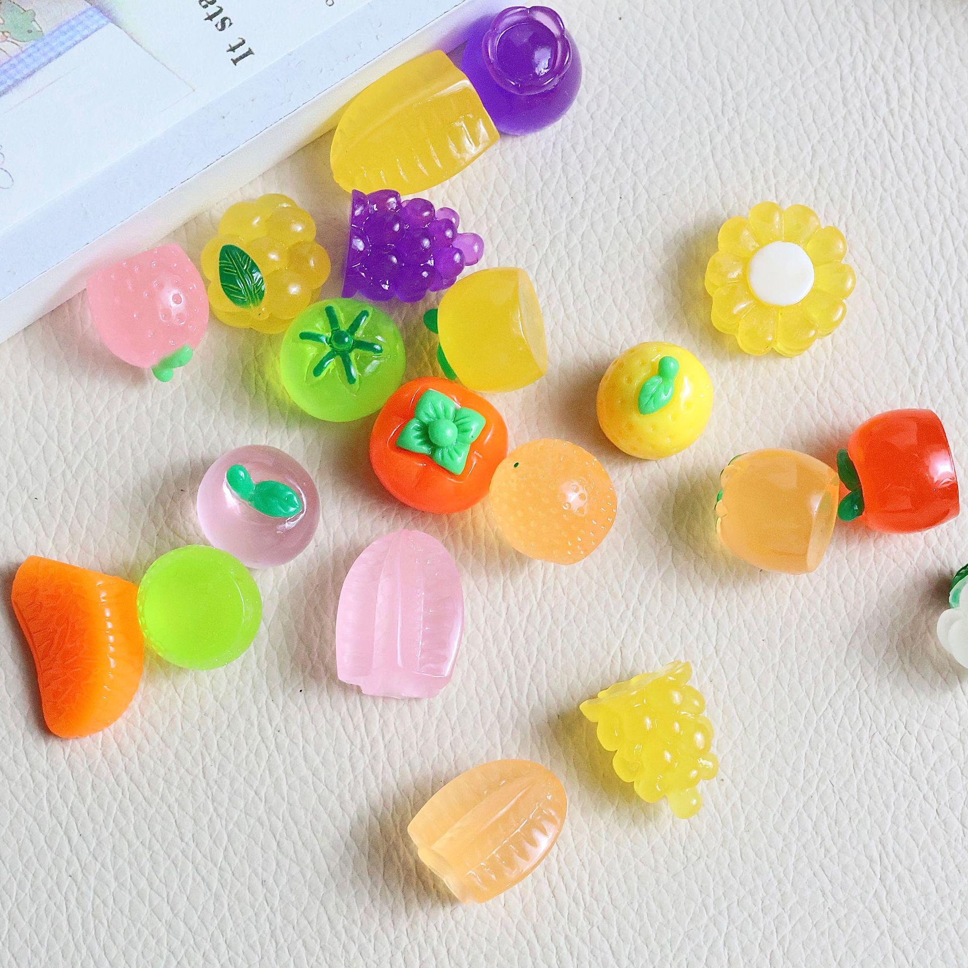 

Полупрозрачные фруктовые резинки для волос и брелоки: Аксессуары из смолы своими руками