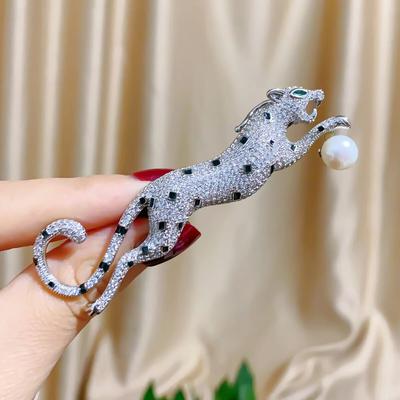 Nouă broșă de lux cu zirconiu leopard pentru bărbați, haină delicată de perle de apă dulce, accesorii pentru pulover, ace, corsaj, bijuterii de modă