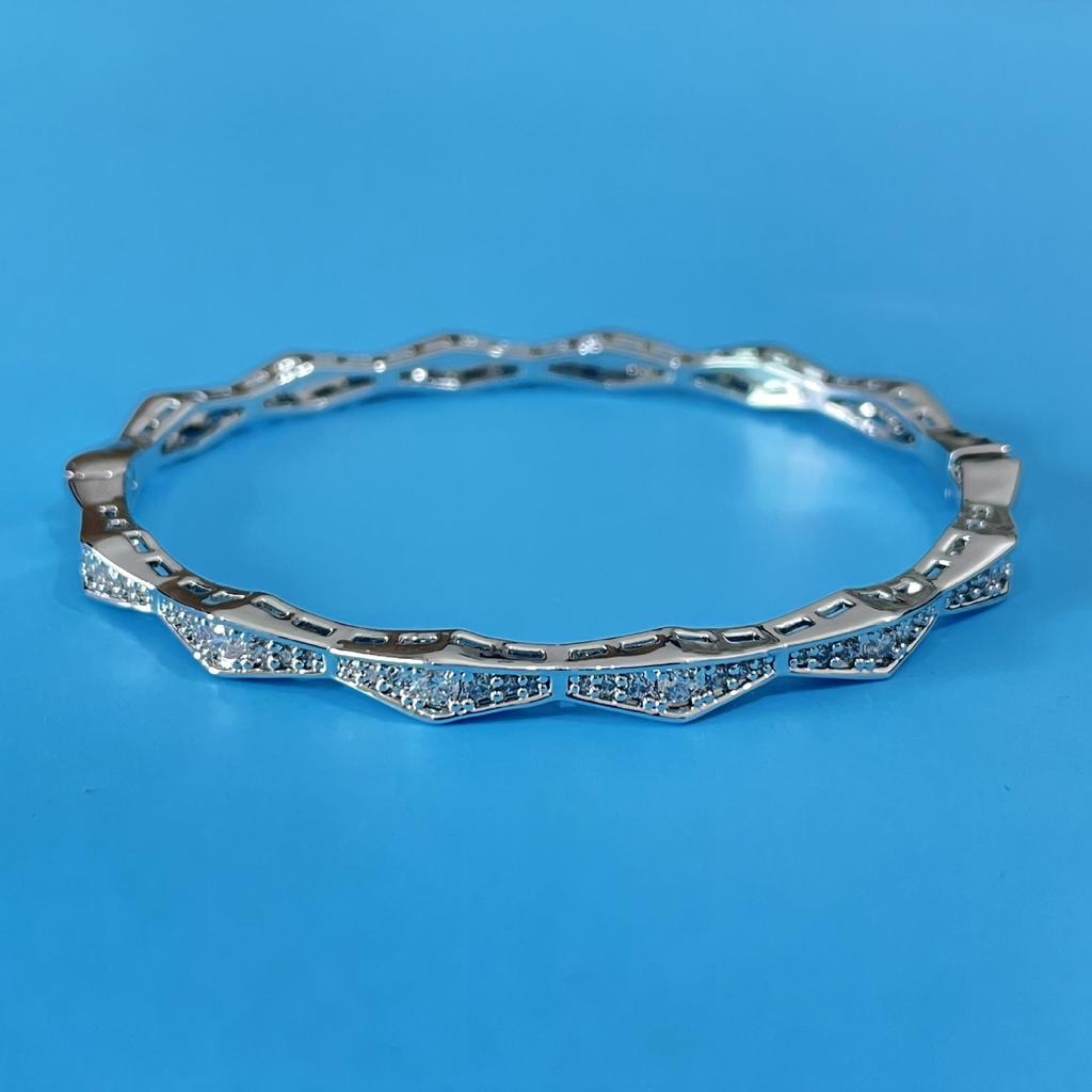 Hollow Micro-paved Zircon Rhombus Retro Fashion Temperament High-end Stylish Buckle Bracelet