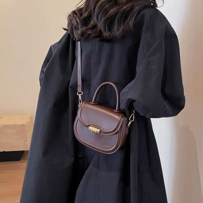 Handbag women's 2025 new Korean version retro fashion saddle bag niche high-end commuter messenger bag