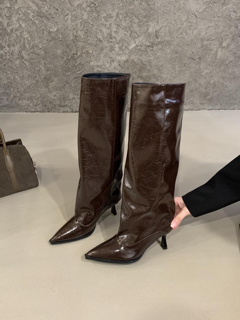 Graue Lackleder Stiefel mit spitzer Spitze, plissiert, weiblicher Hot-Style, feiner Absatz, hoher Schaft, aber kniehoher Absatz, Ritterstiefel