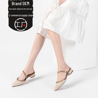 Muller Damen Sommer 2024 Spitzschuh-Sandalen mit dickem Absatz und Nietendetails.