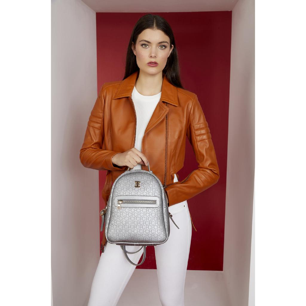 Černý batoh s plovoucím monogramem pro ženy 05po22y1541