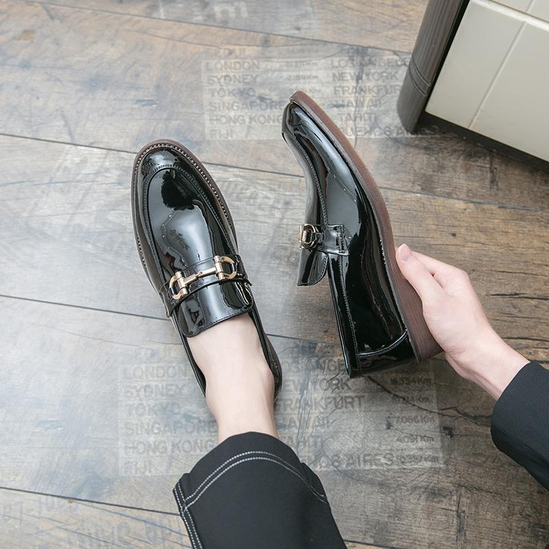 New Pointed Toe Beige Black Flats Metal Button Leather Shoes For Men Male Wedding Dress Prom Homecoming Shoes Zapatos Hombre