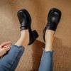Yu Yingyu presenta los mismos mocasines de tacón grueso, zapatos Mary Jane de cuero pequeños, marrones, versátiles, de estilo retro, y zapatos sencillos de tacón alto con punta cuadrada para mujer.