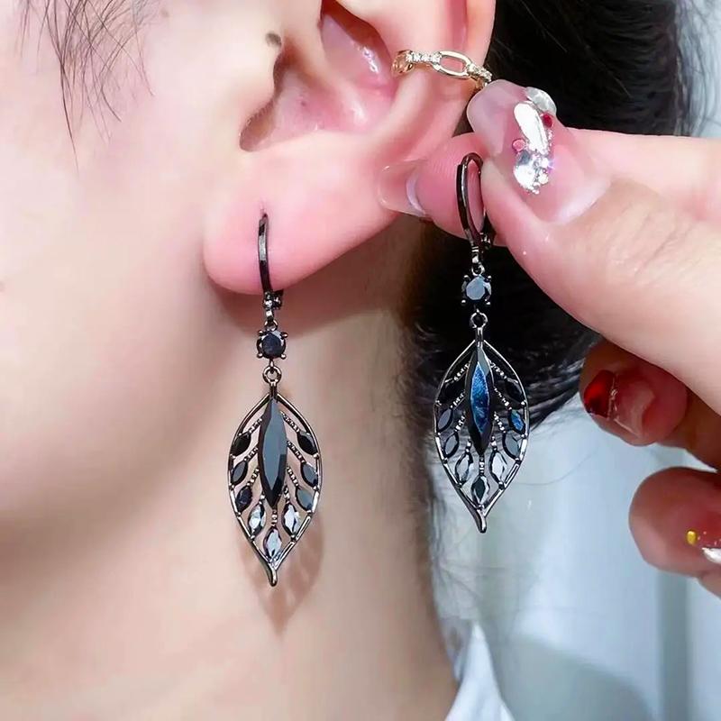 2023 New Fashion Trend Zircon Crystal Black Leaf Pendant Earrings for Women Unique Design Temperament Cool Girls Party Zircon