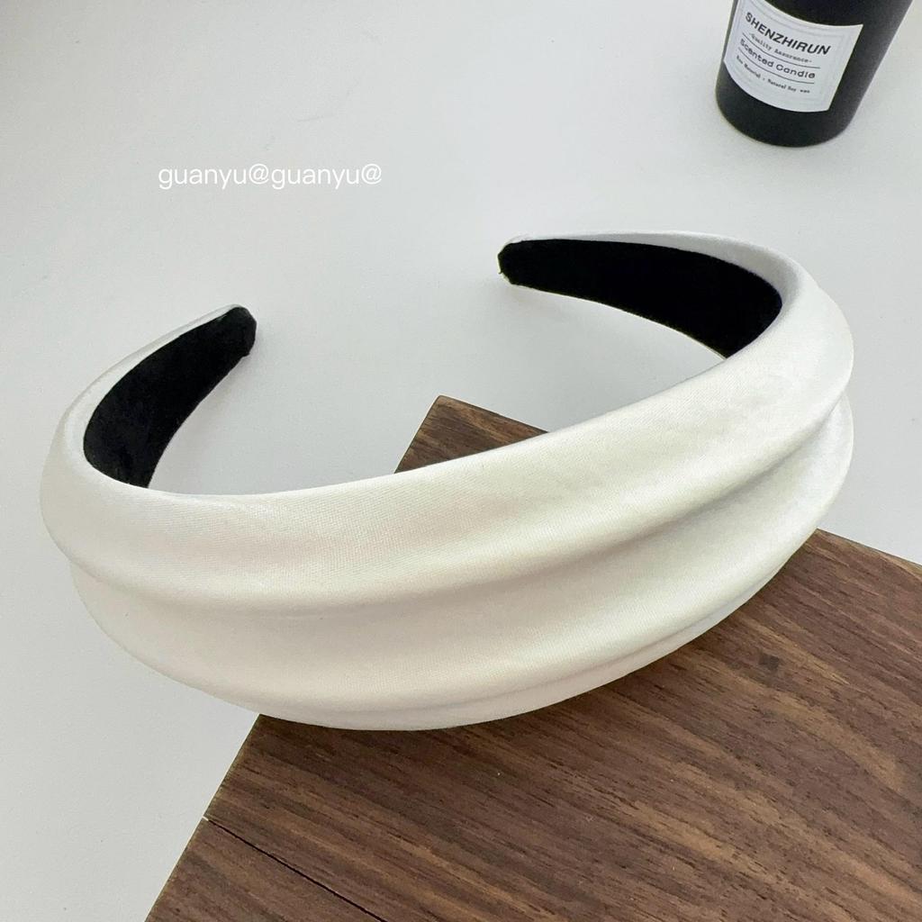 Satin Embossed Wide-Brim Headband: Chic, Versatile Hair Accessory for Women