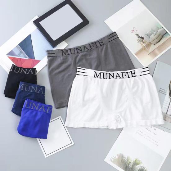 Meeste kirjatrükiga lühikesed püksid Aluspüksid Õmblusteta elastne keskmise kõrgusega aluspesu Pehmed hingavad spordi aluspüksid