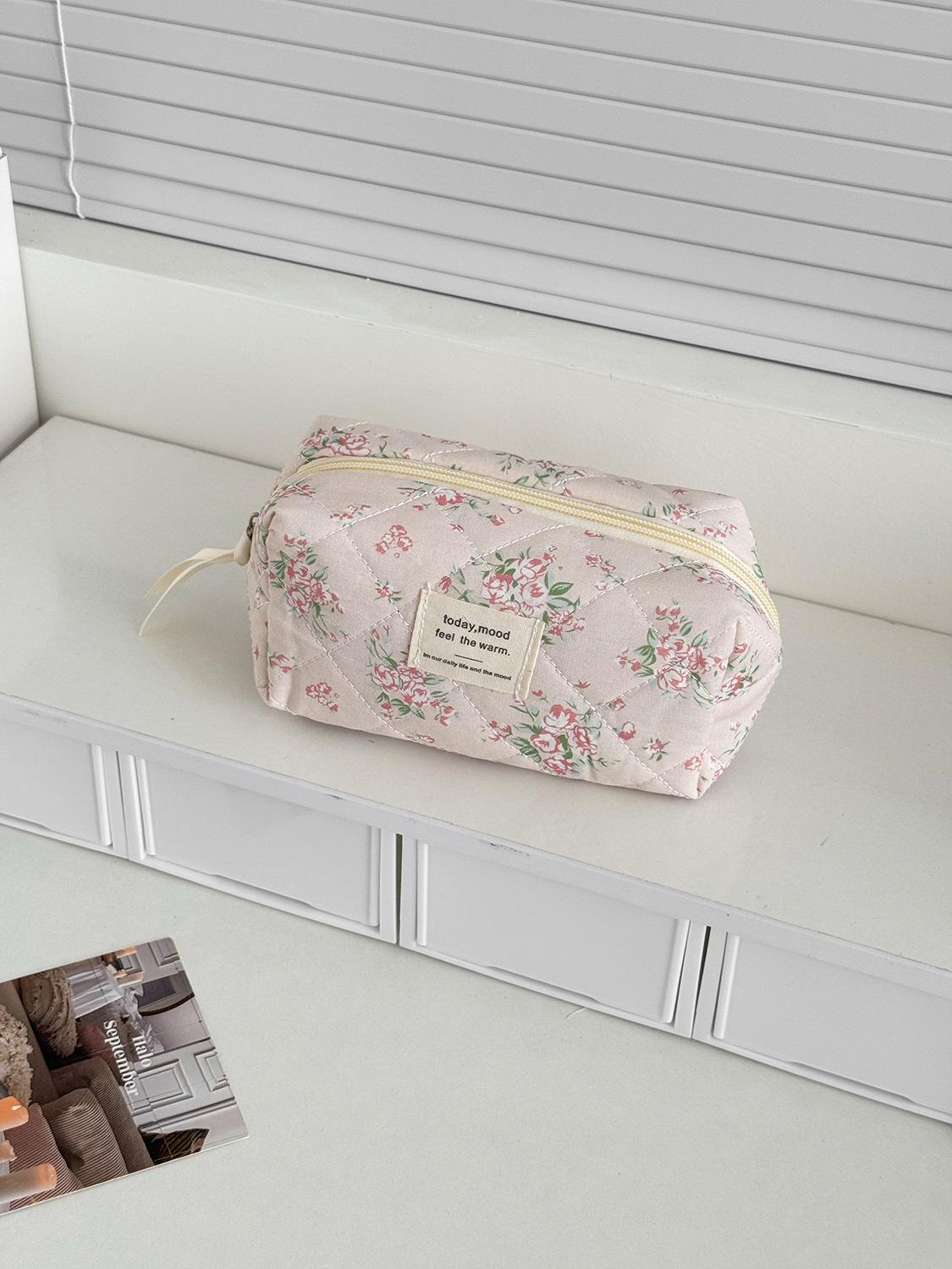 

Portable Large-Capacity Pink Quilted Diamond Pattern Makeup Bag