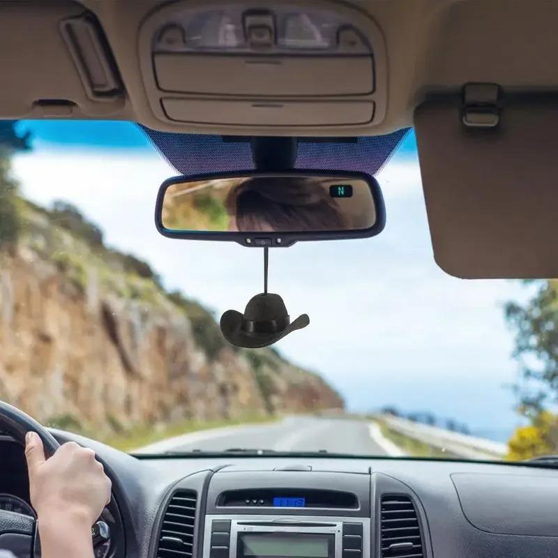 Látkový kovbojský klobouk Závěsná ozdoba do auta Zábavná dekorace Použití pro interiér automobilu Dárek na výlet Univerzální pro většinu aut
