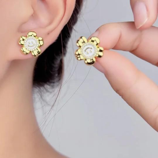 French Retro Oil Drip Light Luxury High-end Smiley Face Versatile Stud Earrings Small Fresh Original Design Sunflower Earrings
