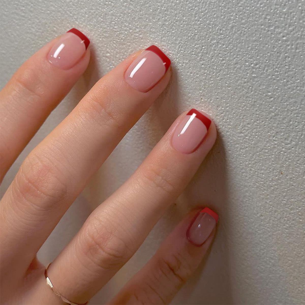 

2025 Элегантные розово-белые французские глянцевые накладные ногти с сердечками