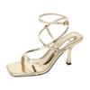 Sommer neue eckige Zehenpartie offene Riemen leere hohe Absätze Ein-Wort-Schnalle Gürtel gold außen modische Sandalen Damen