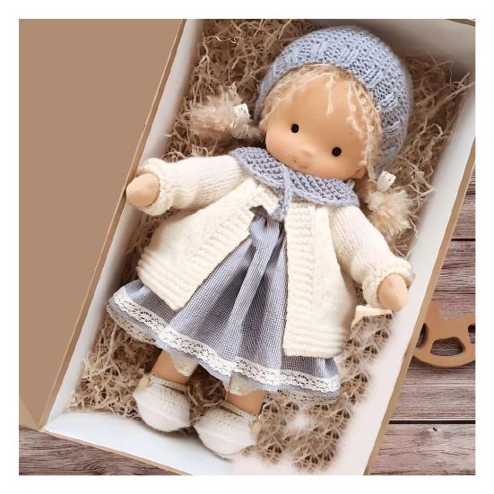 Păpușă Waldorf de 12 inchi, realizată manual, în rochie florală, cu pulover tricotat și eșarfă, cutie cadou pentru fete