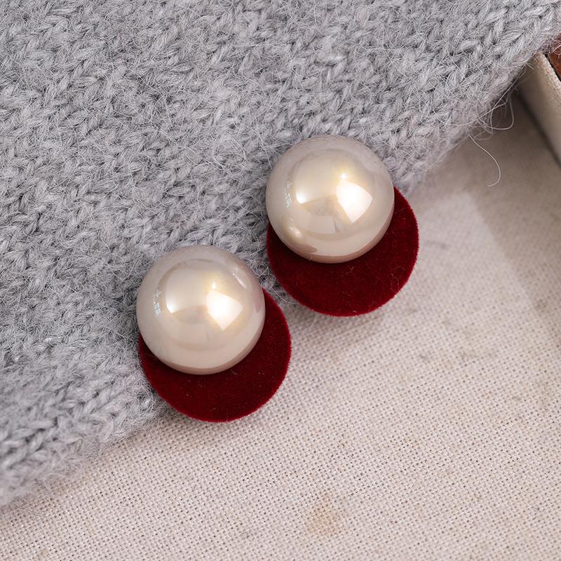

Retro Red Pearl Earrings for Women, Luxurious, Elegant Studs with Contrasting Colors