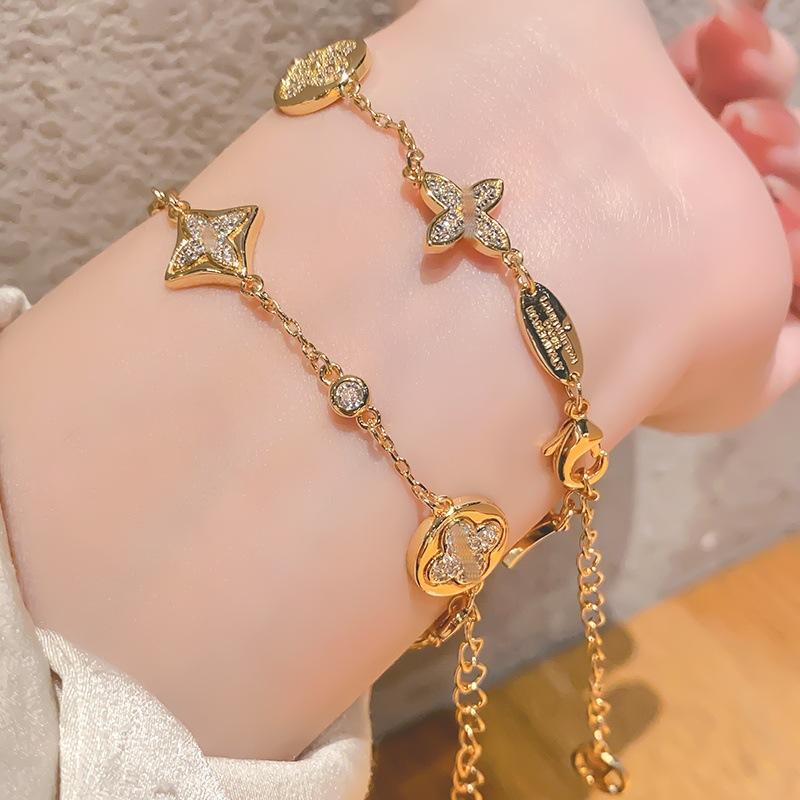 Versatile Four-Leaf Clover Bracelet for Women, Luxury Niche Style with High-End Appeal