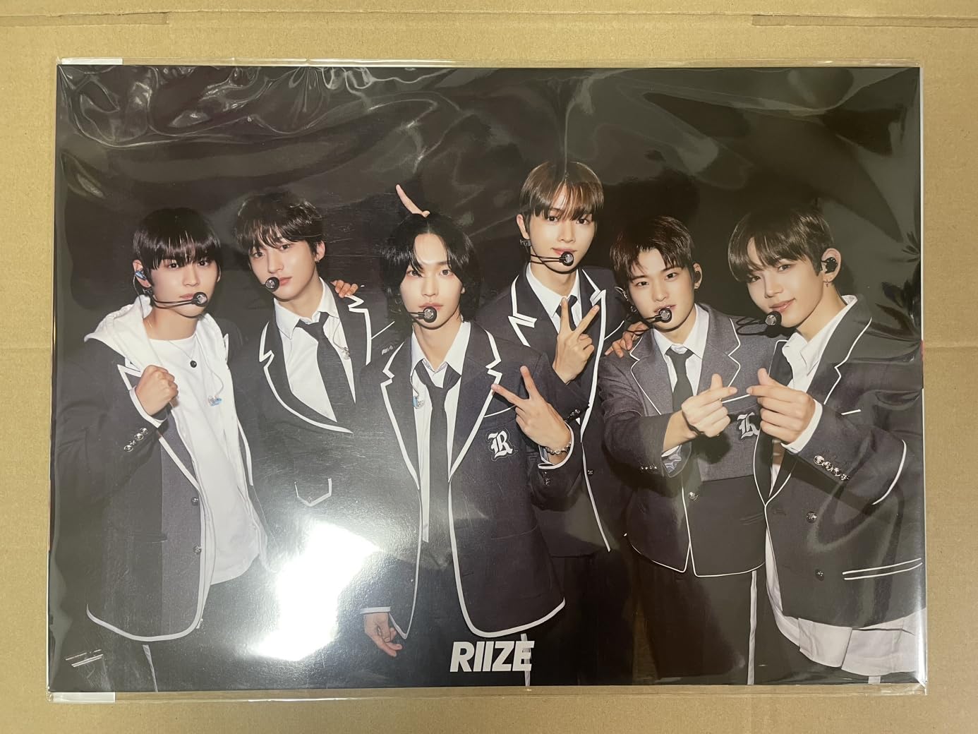 

RISE Goods 12 Posters 1 Sticker Set + (RIIZE)