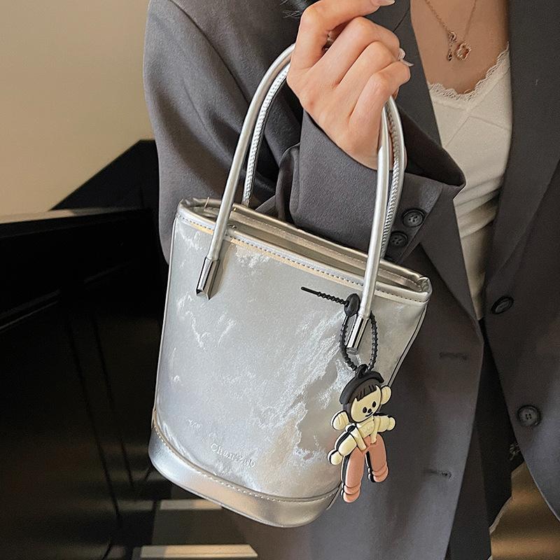 This year, simple and contrasting colors are popular. Korean hand-carried bucket bags are fashionable, commuting and versatile, and high-end textured