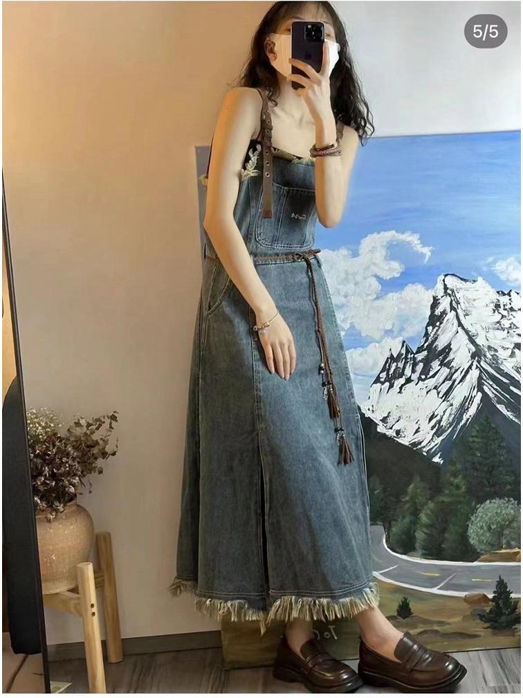 

Женское летнее платье макси на тонких бретелях из ретро-денима 2025 года с разрезом и бахромой S