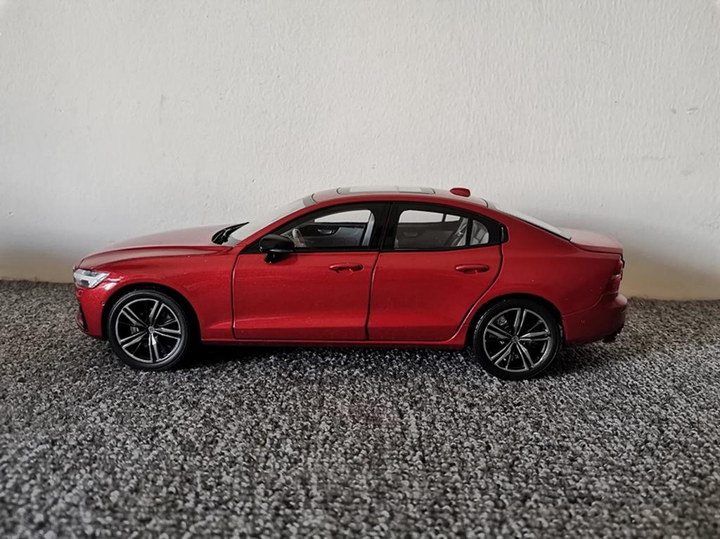 Official Volvo 1:18 Scale Alloy Car Models - XC60, XC90, S60L, Die-Cast with Factory Metallic Paint, Collector's Display Model