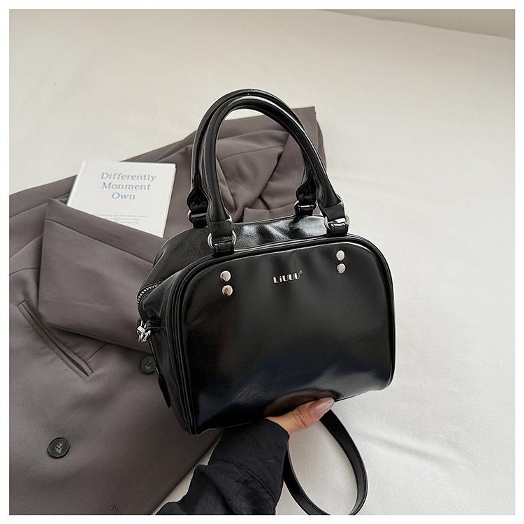

Korean niche design handbag women s 2025 new fashion retro shoulder bag oil wax leather commuter messenger bag чёрный