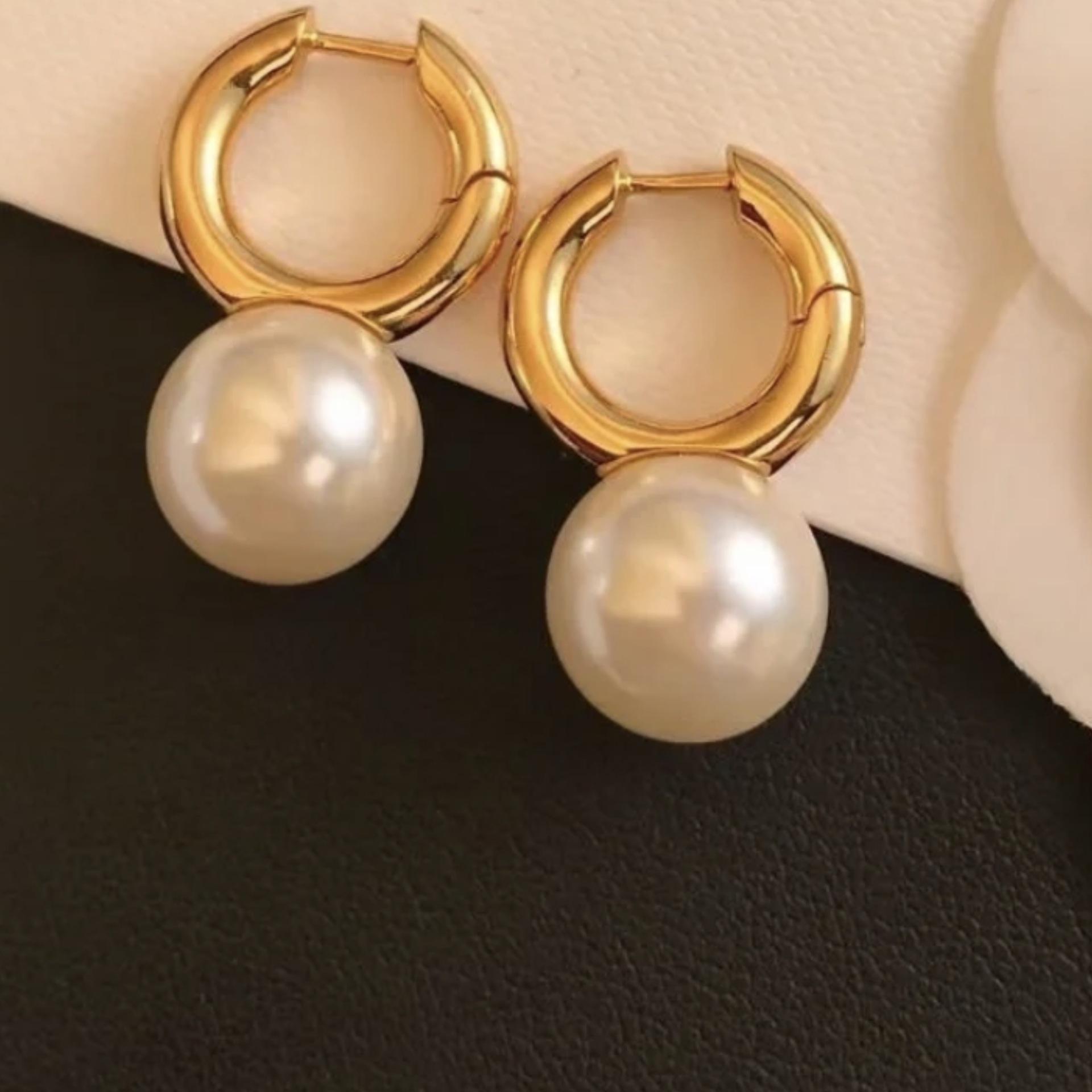 

Elegant Large Pearl Stud Earrings - French Light Luxury, Commuter Style, Autumn/Winter 2024 Hot Trend