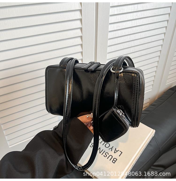 

Маленькая сумка из ретро масляного воска для женщин 2025 новая модная дорожная маленькая квадратная сумка высокого класса на одно плечо под мышку в зарубежном стиле чёрный