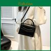 Stilvolle kleine quadratische Tasche für lässige Wintermode in Schwarz, Weiß, Braun und Rosa.