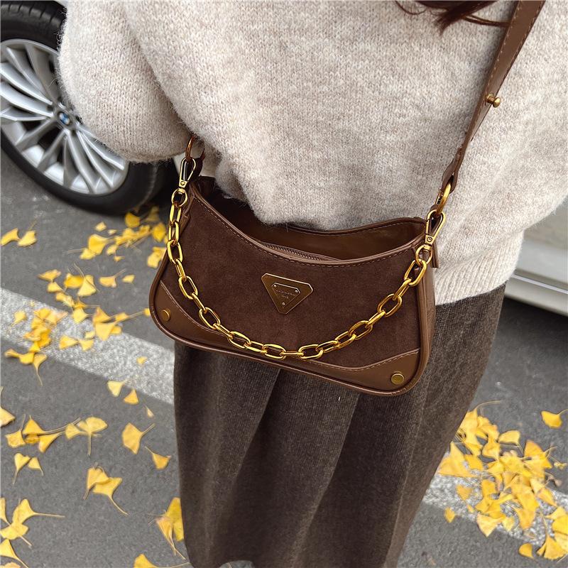 2025 autumn and winter new fashion retro matte shoulder bag women's niche high-end versatile underarm bag messenger bag