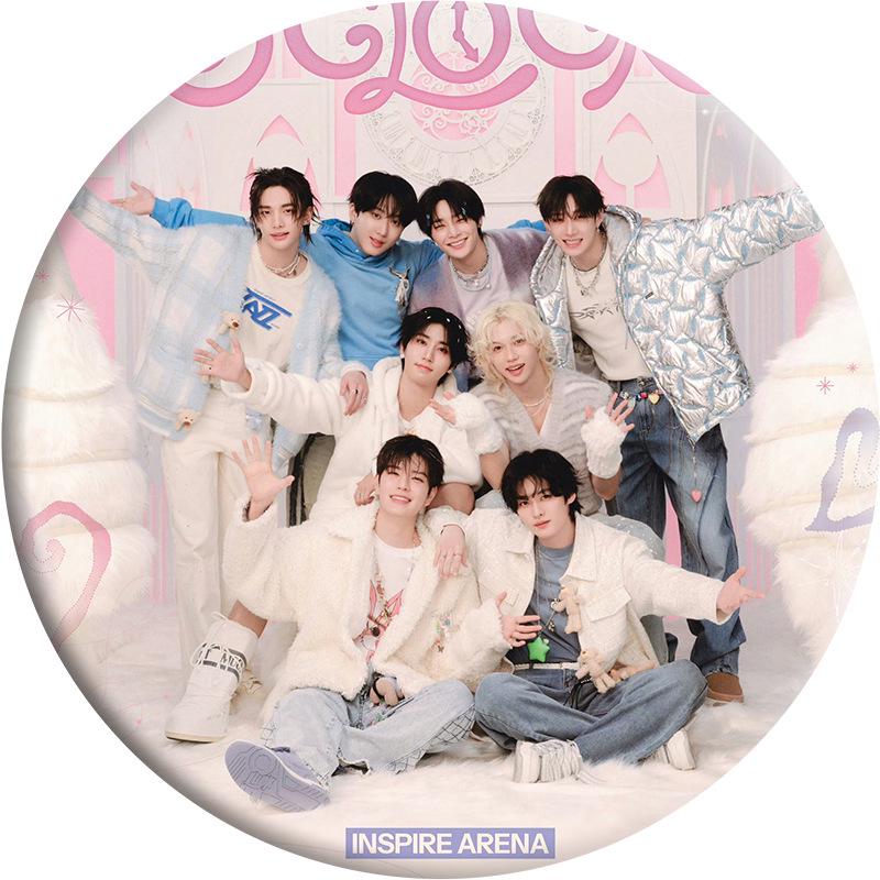 Подарок участнику 5-го фан-митинга Stray Kids: Значок, Зеркало, Брелок, Кулон, Жесть. Badge