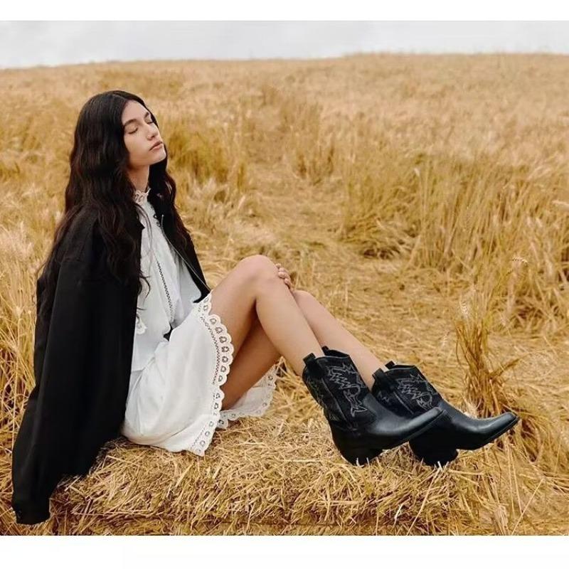 2025 Frühling und Herbst Mode Spitzfarbene Damen-Mid-Calf-Stiefel mit mittlerem Absatz Ärmel Bestickte Western-Cowboystiefel