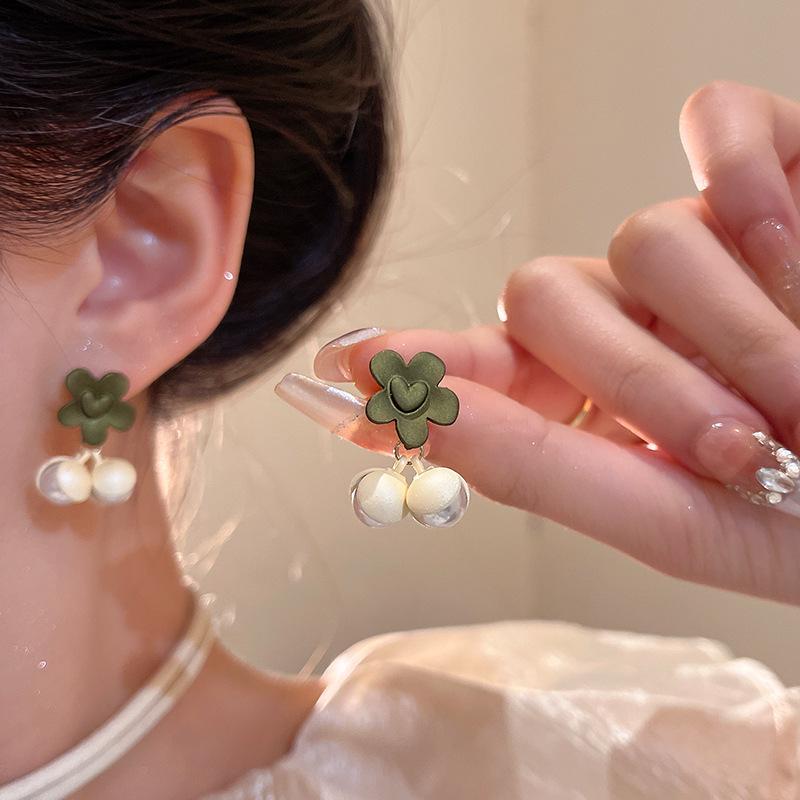 Boucles d'oreilles coréennes en argent S925 et perles en forme de fleur - Design polyvalent et élégant inspiré de la forêt