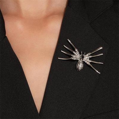 Gothische Strass Spinnenbrosche: Dunkler Halloween-Stil Anstecker für Abendkleider