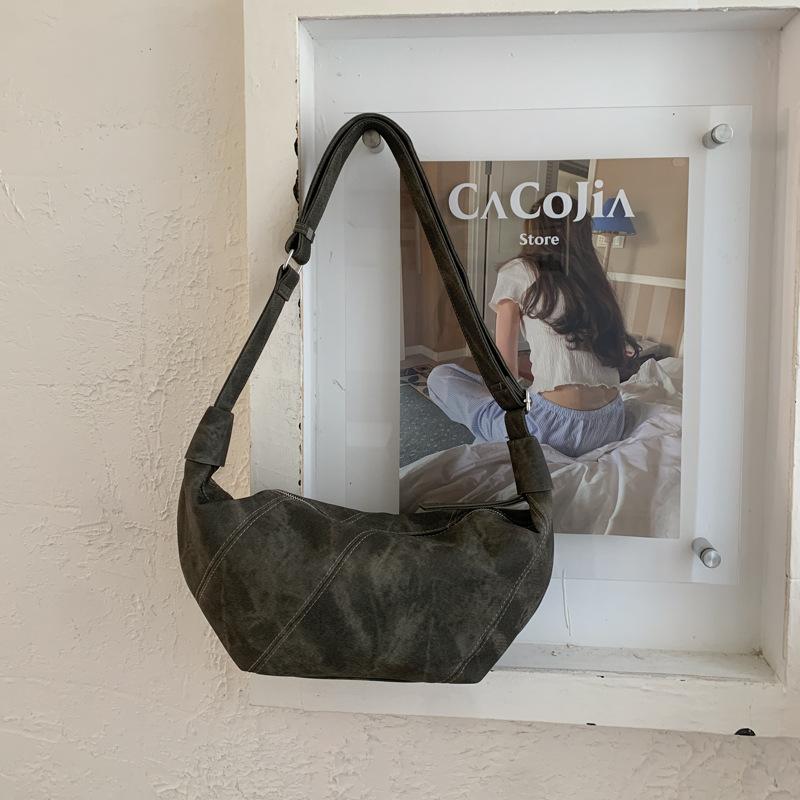 

Large-capacity women s bags 2025 autumn new suede dumpling bags to work commuter bags fashionable and simple shoulder bags чёрный